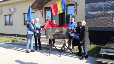 Transelectrica has inaugurated in Sibiu the Research and Development Centre for Live-Line Working and Rapid Intervention Technologies in the National Energy System, the last component of a large investment initiated in 2017 and carried out in two stages. Thus, the second phase completes the development of the ‘Stelian Alexandru Gal’ Centre of Excellence in Sibiu, which includes both the Live-Line Working Polygon, completed in 2021, and the new infrastructure dedicated to research, testing and training. It is the only facility of its kind in Romania and is becoming a training space for specialists from the entire National Energy System. Work on this stage began in 2020, cost RON 6.3 million, and was carried out by the Total NSA AG Construct and Pro Hart Group consortium. The investment aims to become in a short time a reference in the field to increase the professional performance and skills of energy specialists. Thus, the new facility provides the necessary conditions for practical training in a controlled, voltage-free environment, where real operating situations can be simulated. The infrastructure has been designed for the regular training of Transelectrica’s technical staff and for the training of other specialists from the country or from abroad. The design and use of these facilities aim to improve operational safety, extend the life of equipment, and reduce downtime, which are essential objectives for the national power transmission grid and are integrated into the Company’s asset modernization and development strategy. At the same time, one of the main objectives of the Centre is, besides professional training, also specialized consultancy in the field of Live-Line Working (LLW). The centre supports Transelectrica’s current activities in professional training, promotion and implementation of new technologies in the network, development of technical standards, reports, and working methodologies. As part of this professional development facility, operators from the Power Transmission Grid and their trainers receive regular training to keep them up to date with the new technologies introduced in National Energy System facilities. The material base of the ‘Stelian Alexandru Gal’ Centre of Excellence in Sibiu brings together training grounds for overhead power lines of different voltage levels, station and transformer grounds, as well as a training building equipped with workshops and laboratories for multispectral inspections and pilot project testing. This infrastructure allows the replication of real operating situations and the development of the necessary skills for safe and efficient interventions. Ensuring the maintenance of the Power Transmission Grid and adopting the most efficient techniques for achieving it represent a strategic concern of Transelectrica. The current requirements on the quality and continuity of electricity supply, the economic implications and the European obligations impose the use of new technologies with increased efficiency for the transmission and distribution activities in the energy field. Thus, the Company is focusing on strengthening its Live-Line Working (LLW) capabilities, utilizing the facilities of the LLW Centre of Excellence and lines at Sibiu, and the National Energy System rapid intervention teams. The first phase of the project, finalized in 2021, concerned the LLW Polygon, a RON 5.7 million investment of own funds, which provides facilities for practicing work in substations and on overhead lines. By pursuing and completing this approach, the Sibiu centre consolidates its role as a centre of competence in the field of LLW. The vision of the centre is to strengthen its role as a reference point in the field of LLW, able to provide training tailored to the needs of operators, at high quality standards. Under the coordination of Transelectrica’s Department of Excellence in Energy, the Centre’s team of specialists has carried out training and improvement programs, demonstrated new technologies, provided consultancy, participated in maintenance projects, coordinated the introduction of LLW technologies in the Power Transmission Grid, updated internal regulations and contributed to technical solutions for repairing faults, applying LLW methods. By completing the Research and Development Centre for Live-Line Working and Rapid Intervention Technologies in the National Energy System, Transelectrica strengthens the professional training structure in the National Energy System and supports the development of essential skills for the safe operation of the national energy infrastructure.